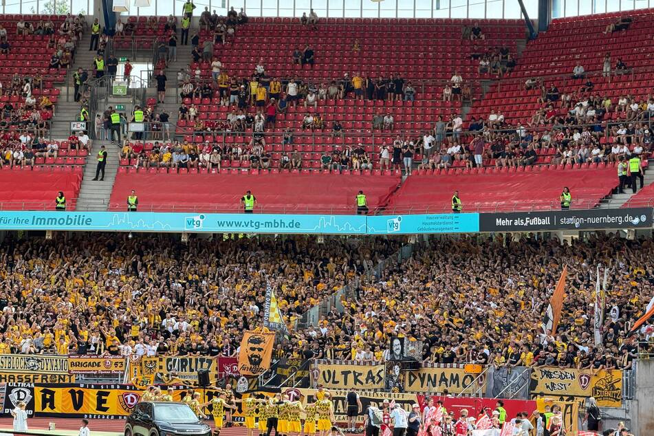 Vor dem Gang in die Kabine stimmte sich das Team nochmal mit den Fans ein.