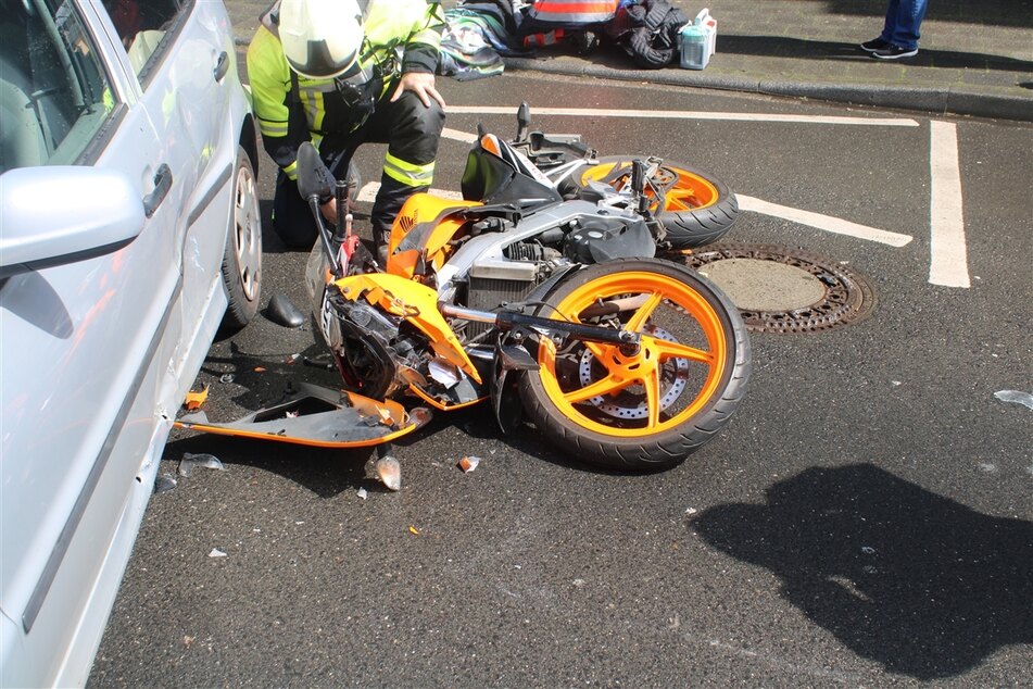 18-jährige Motorradfahrerin kollidiert mit stehendem Auto und verletzt sich schwer