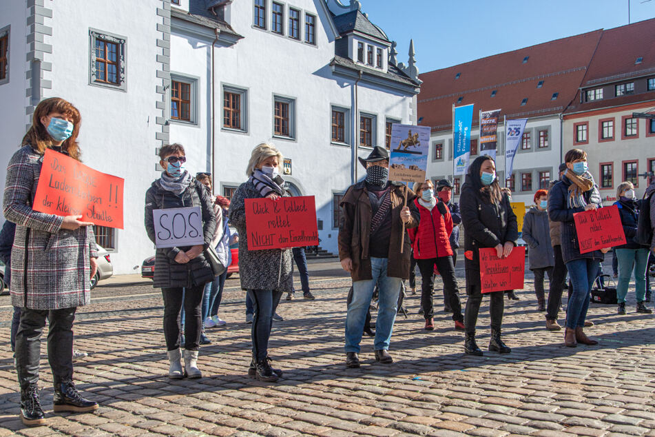 Mit Plakaten machten Freiberger Händler auf die katastrophalen Zustände der einzelnen Branchen durch die Corona-Maßnahmen aufmerksam.