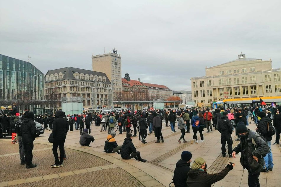 Der Augustusplatz füllt sich mit Teilnehmern der Gegendemo.