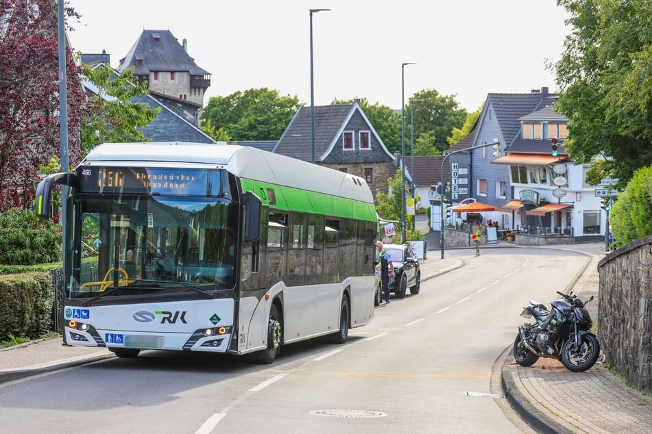 Der Biker flüchtete nach dem Unfall in Solingen und wird nun von der Polizei gesucht.