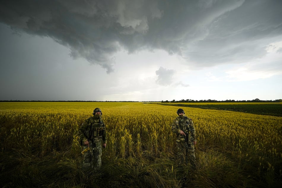 Russische Soldaten bewachen ein Gebiet neben einem Weizenfeld in der Ukraine. Die internationale Gemeinschaft fordert von Russland seit Wochen, den Export von ukrainischem Getreide zu ermöglichen. Die Vereinten Nationen warnten zuletzt vor der größten Hungersnot seit Jahrzehnten.