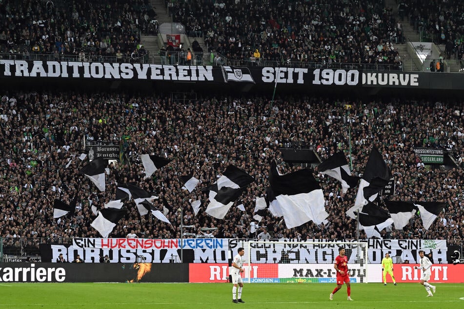 Gladbach-Fans hatten unter anderem ein Banner mit der Aufschrift "Ein Hurensohnverein stellt nur Hurensöhne ein!" aufgehängt.