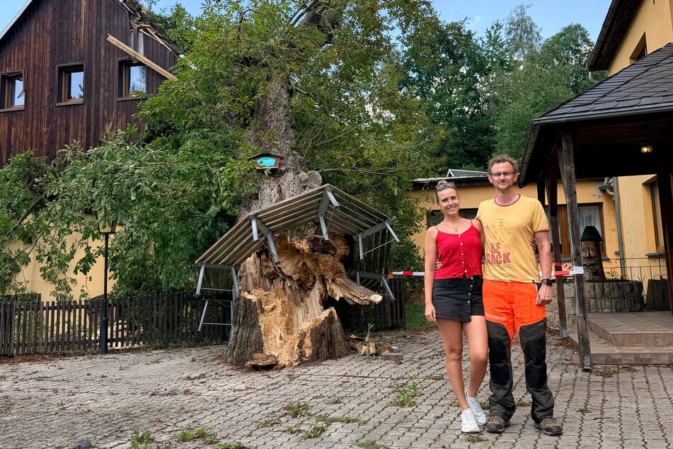 Die Geschäftsführer Anna-Lena Hübbers (l.) und Sebastian Brand vor dem Kastanienbaum, der am Dienstag auf das Nebengebäude des Sonnenhofes stürzte.