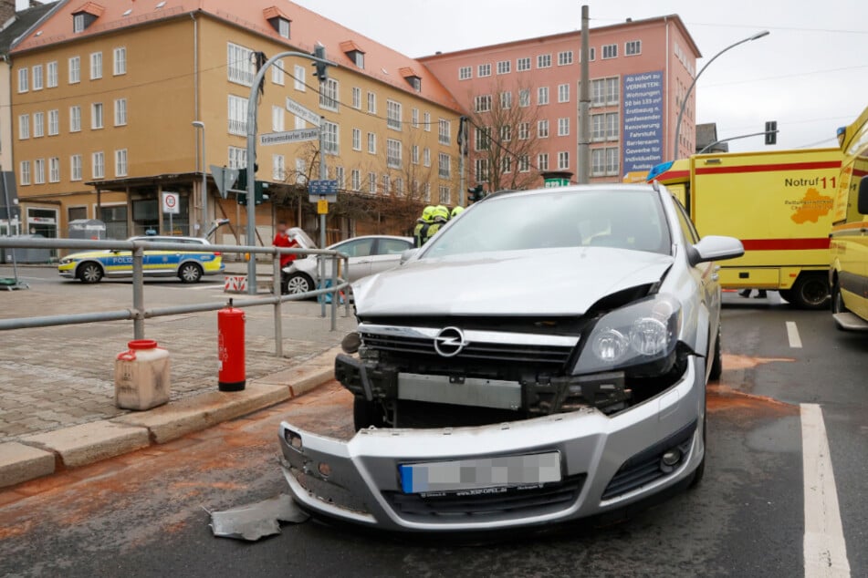Auf der Annaberger Straße in Chemnitz krachte es am Mittwoch: Dabei wurde ein Opel (im Bild) und ein Hyundai beschädigt.