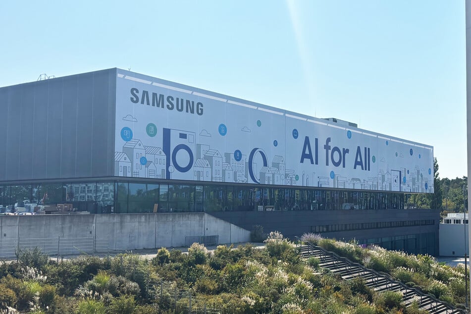 Mit den Worten "AI for all" (auf Deutsch: Künstliche Intelligenz für alle) ist Elektronik-Hersteller Samsung einer der größten Aussteller auf der IFA.