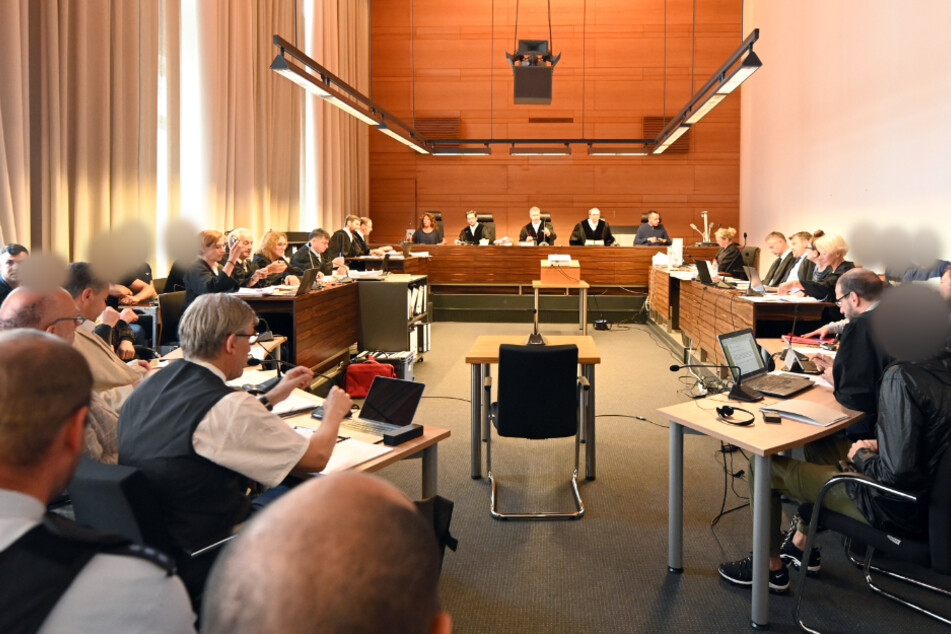 Die Angeklagten (verpixelt) vor Gericht. (Archivbild)