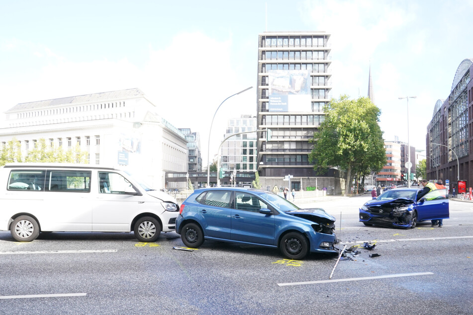 Ein 73-jähriger Autofahrer hatte auf der Willy-Brandt-Straße in Richtung Reeperbahn wegen einer Erkrankung die Kontrolle über sein Fahrzeug verloren und war in den Gegenverkehr geraten.