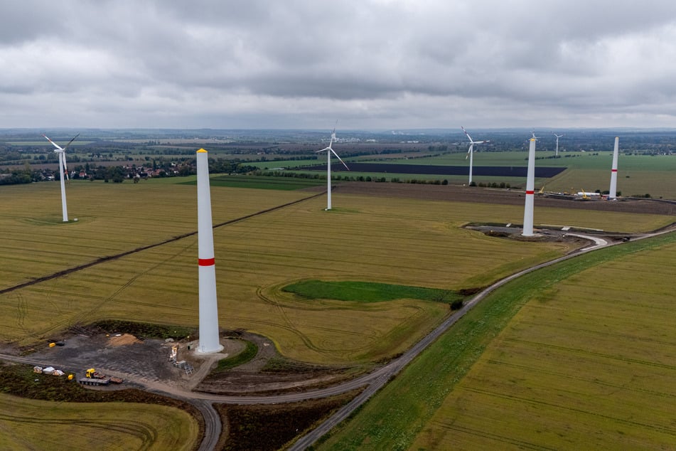 Im Windpark Langendorf (Burgenlandkreis) werden gerade fünf neue Anlagen errichtet - jede ist rund 250 Meter hoch und hat einen Rotordurchmesser von 162 Metern.