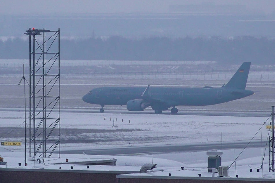 Der Flughafenbetreiber des Airports Leipzig/Halle hatte der Deutschen Presse-Agentur am Morgen noch bestätigt, dass das Winterwetter keinen großen Einfluss auf den Flugbetrieb in Sachsen habe. Der Winterdienst sei rund um die Uhr im Einsatz und habe die Start- und Landebahnen rechtzeitig geräumt.