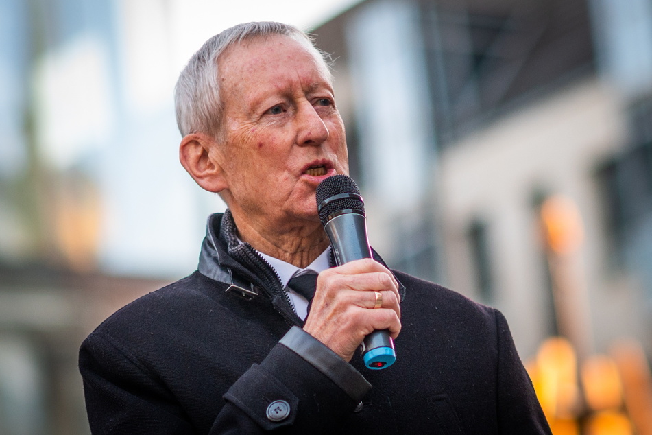 Der frühere Chemnitzer Pfarrer Christoph Magirius (83) betonte in seiner Gedenkrede, dass der Antisemitismus auch heute ein großes Problem ist.
