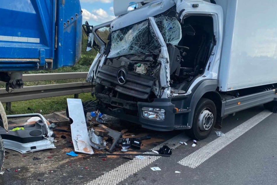 Unfall A57: Heftiger Lkw-Unfall auf A57: Feuerwehr muss Fahrer befreien