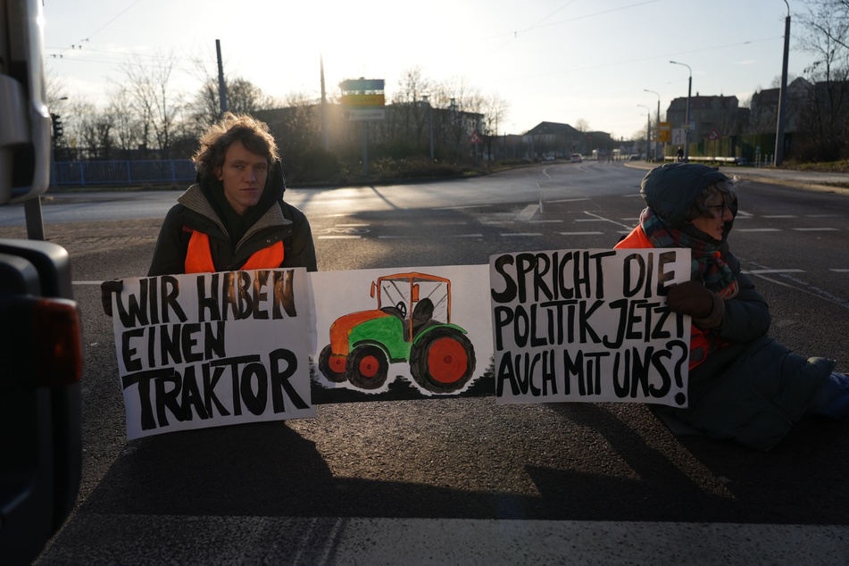 Mit ihre Plakaten nahmen die Aktivisten Bezug zu den Bauern-Protesten.