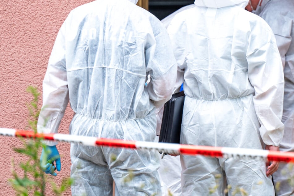 Die Spurensuche in dem Haus, in dem die Leiche gefunden wurde, dauert weiter an. Die Polizei ermittelt "ergebnisoffen" - die Beamten schließen Mord also nicht aus. (Symbolbild)