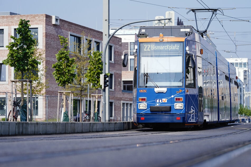 Der zurück gelassene Vierjährige fuhr allein in der Stadtbahn weiter. (Symbolbild)