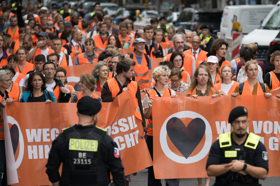 Laut Polizei beteiligten sich rund 200 Klimaschützer am Mittwoch am Protestmarsch der "Letzten Generation" durch Berlin.