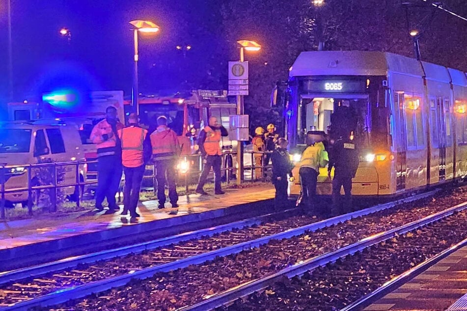 In Marzahn ist ein Mann am Dienstagabend von einer Straßenbahn angefahren worden.