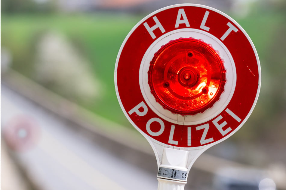 Autofahrer rast vor Kontrolle davon - Polizist kann in letzter Sekunde zur Seite springen!