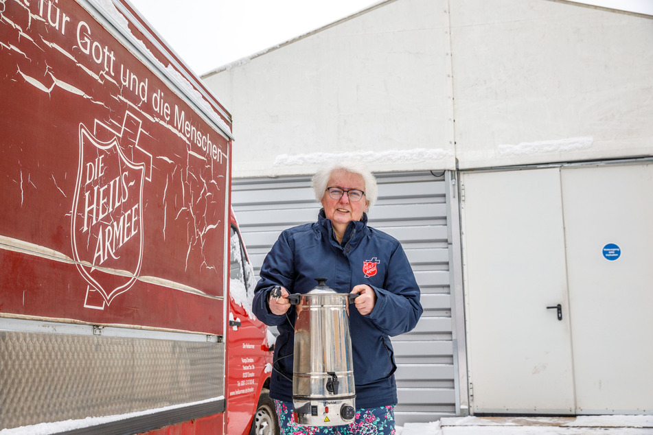 Rosi Scharf (59) von der Heilsarmee bringt Tee in die Wärmehalle.