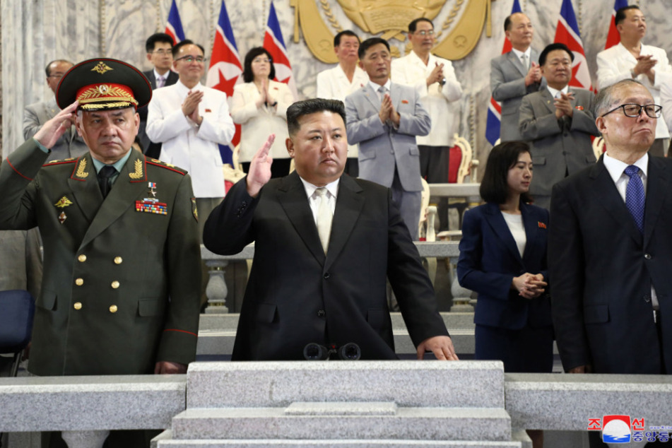 Russlands Verteidigungsminister Sergej Schoigu (68, l.) nahm die Parade neben Nordkorea-Machthaber Kim Jong-un (39) ab.