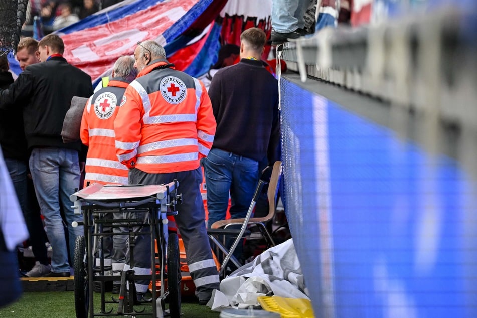 Während des Spiels gegen den FC Augsburg stürzte ein Zuschauer in der Heidenheimer Voith-Arena über den Zaun.
