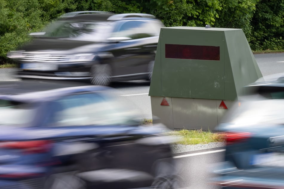 Durch einen mobilen Blitzer in Röhrsdorf kam eine Alkoholfahrt ans Licht. (Archivbild)