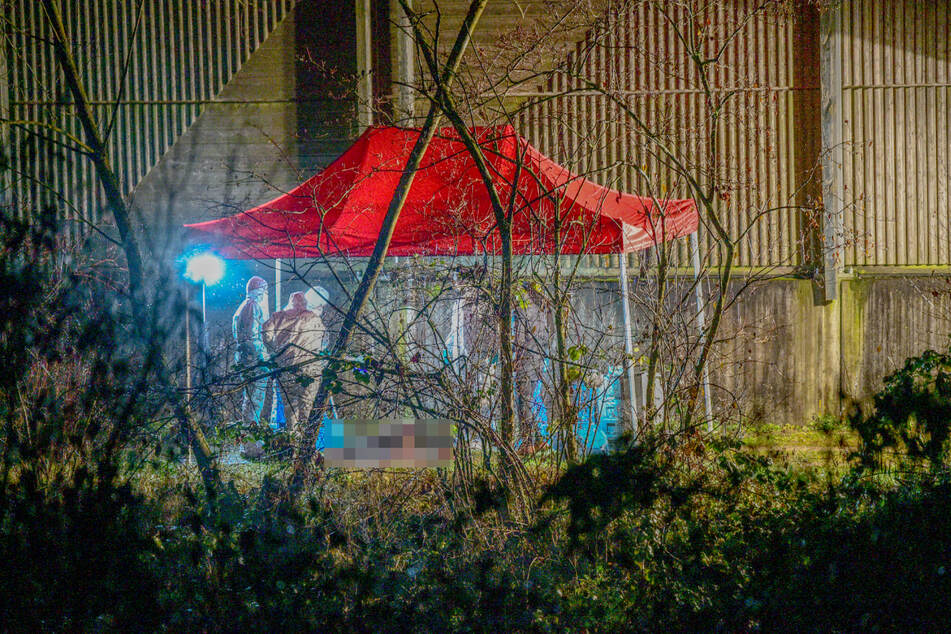 Ebersbach am vergangenen Montag: Beamte der Spurensicherung am Fundort der Leiche.