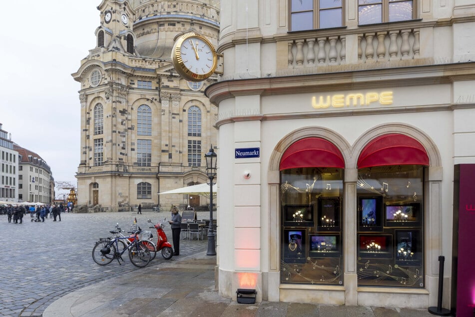 Auf zwei Etagen und mit Blick auf die Frauenkirche präsentiert sich die neue Wempe-Niederlassung.