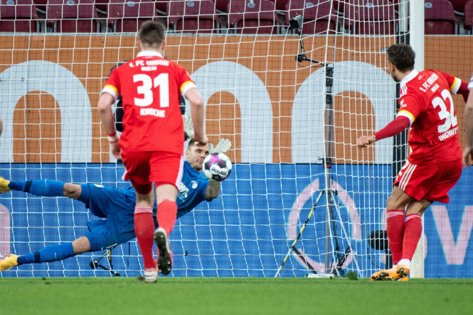 Ex-Union-Keeper Rafal Gikiewicz (M.) hält den Strafstoß von Marcus Ingvartsen (r.).