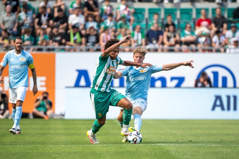 Unioner Andras Schäfer (26) kämpft gegen Janis Antiste (22) vom SK Rapid Wien beim zweiten Testspiel in Österreich um den Ball.