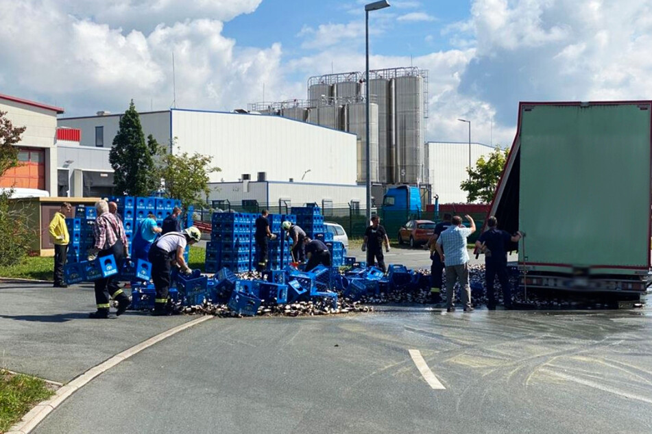 Über 12.000 Bierflaschen gingen wegen einer unzureichenden Ladungssicherheit kaputt. (Symbolbild)