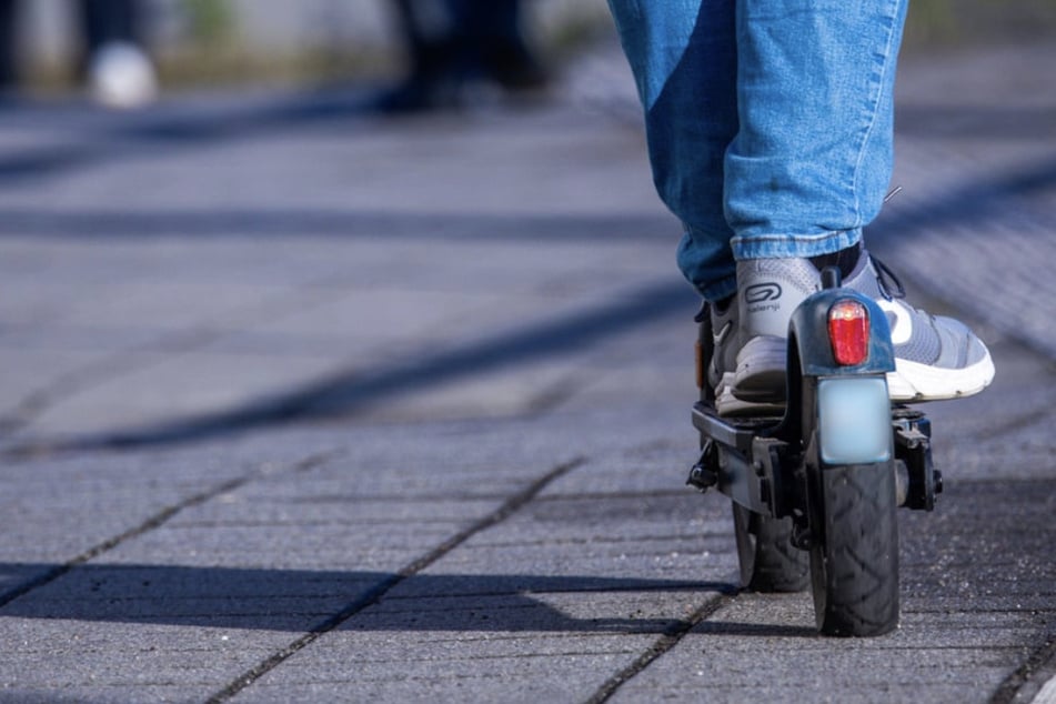 Der 29-Jährige war mit seinem E-Scooter verunglückt und hatte sich hierbei verletzt. (Symbolfoto)