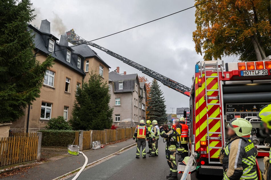 Die Limbacher Straße in Hohenstein-Ernstthal wurde aufgrund des Feuerwehreinsatzes gesperrt.