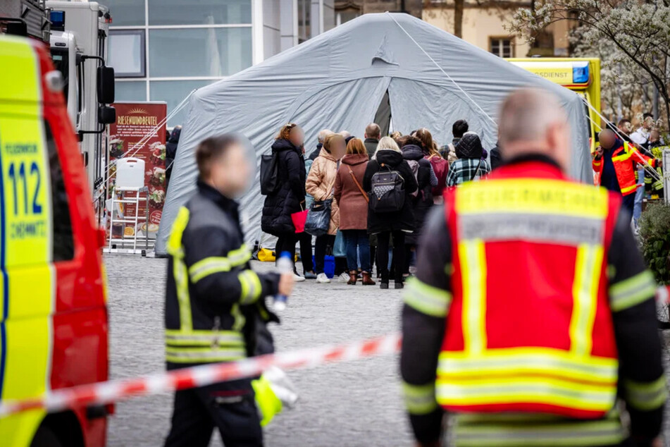 Stinke-Alarm im Bürgerhaus am Wall in Chemnitz am Dienstag: War ein zerstörter Lithium-Akku der Grund für den Alarm?