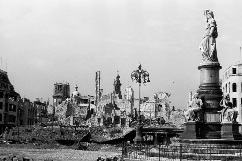 Gezeichnet von Krieg und Zerstörung, der Dresdner Altmarkt mit dem beschädigten Germaniadenkmal im September 1945.