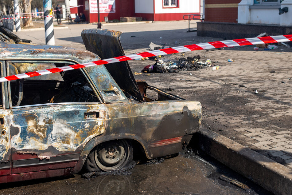Die Zahl der Toten durch den Raketenangriff in der ostukrainischen Stadt Kramatorsk ist nach offiziellen Angaben auf 50 gestiegen.