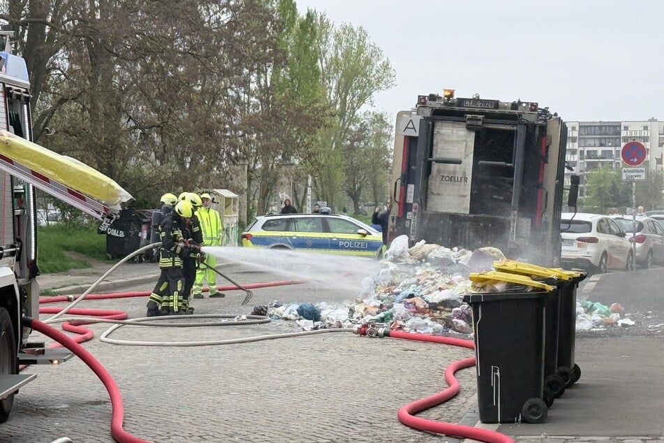 Aus bislang unbekannter Ursache war die Ladung des Müllautos am Freitagmorgen in Brand geraten.