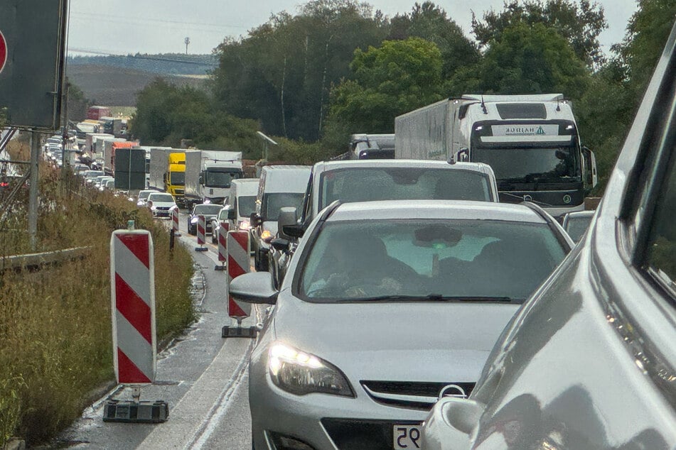 Kilometerlanger Stau auf der A72 bei Zwickau: In einem Baustellenbereich kollidierten zwei Fahrzeuge miteinander.