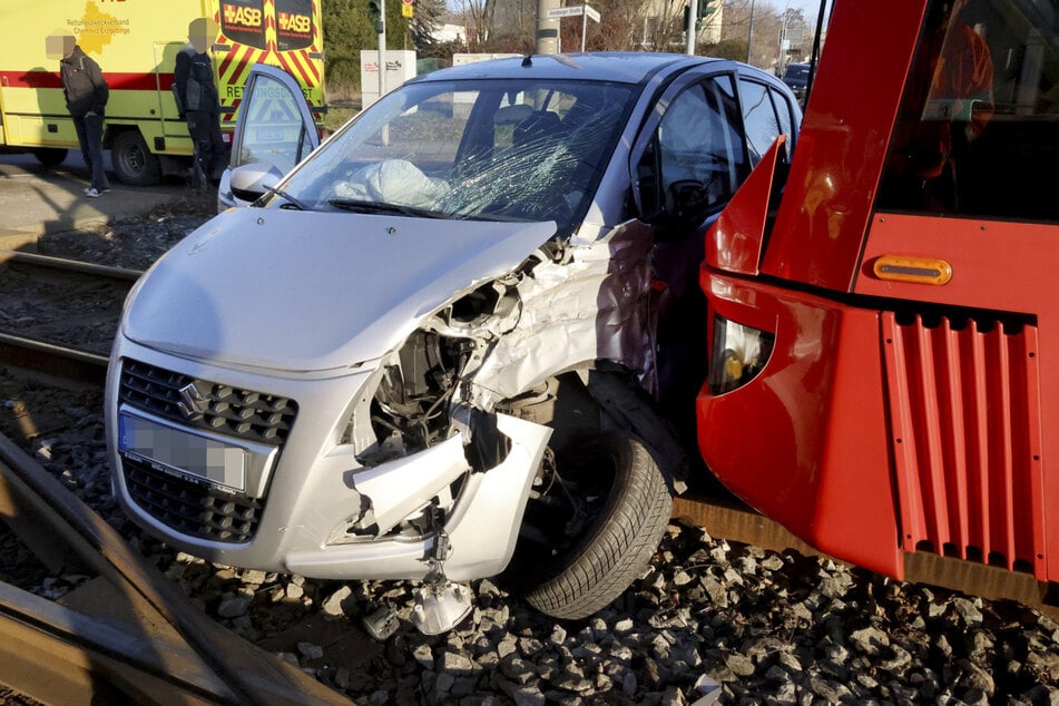 Die Tram krachte in die Fahrerseite des Suzuki.