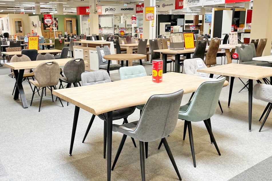 Möbelhaus gibt unzählige Möbel wegen Schließung günstig ab