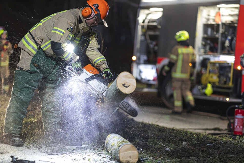 Die Berliner Feuerwehr hat bei den heutigen Sturmböen alle Hände voll zu tun. (Symbolbild)