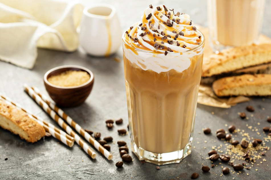 Karamellsoße kann man sehr vielfältig verwenden, zum Beispiel als Topping zu Kaffee oder heißer Schokolade.