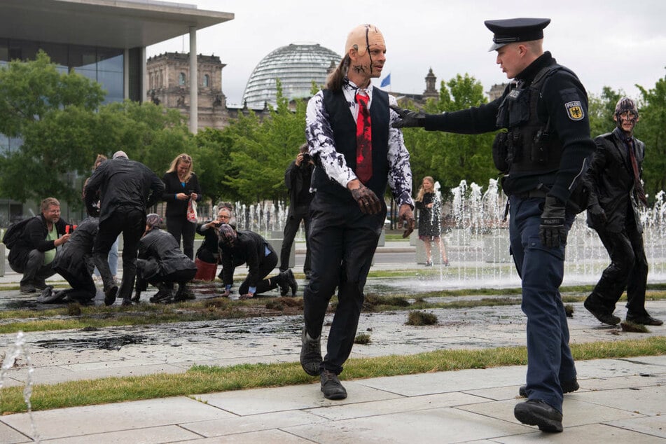 Mehrere als Bundeskanzler Olaf Scholz verkleidete Aktivisten der "Letzten Generation" haben am Samstag vor dem Bundeskanzleramt demonstriert.