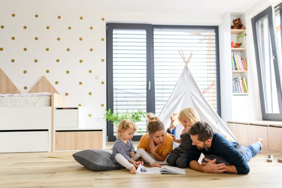 Eine junge Familie beim Planen. Ein selteneres Bild heutzutage. (Symbolfoto)