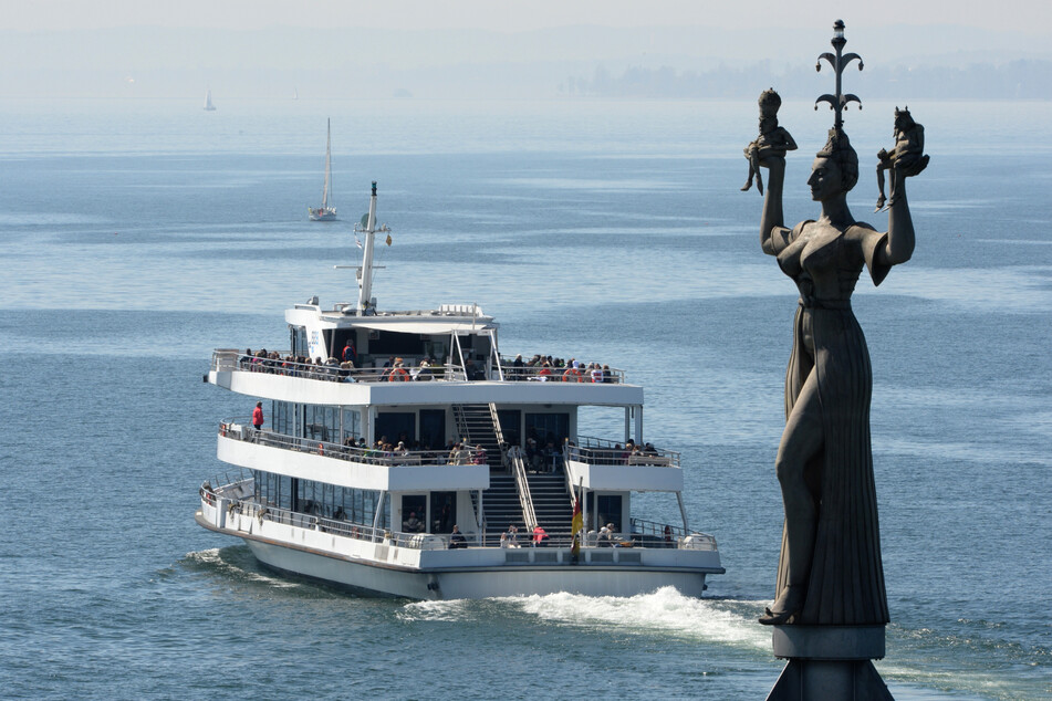 Die "Imperia", eines der Wahrzeichen von Konstanz, dreht sich an der Hafeneinfahrt.