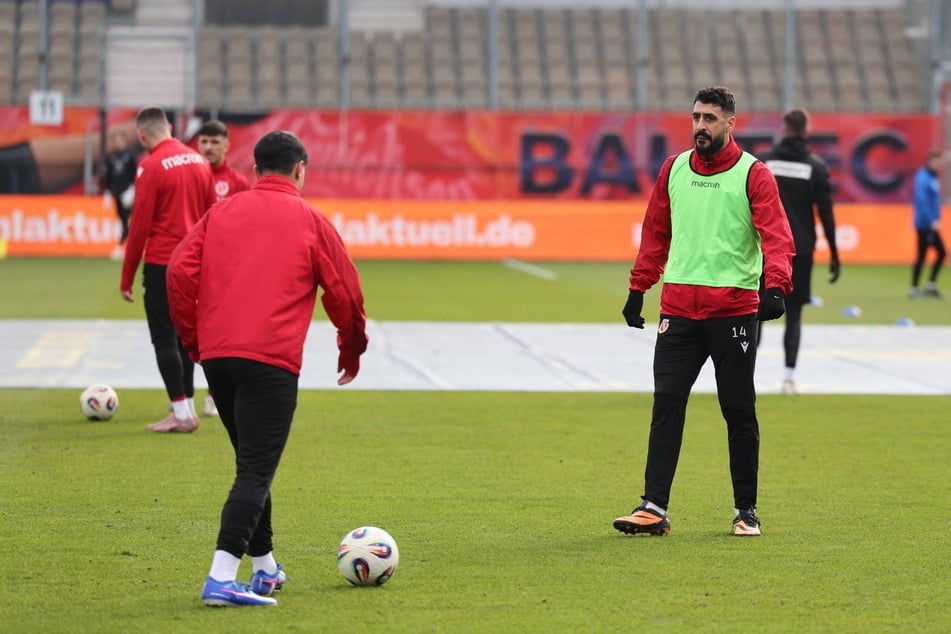 Ex-Bundesliga-Star Tolga Cigerci (r.) stand erstmals im Cottbus-Kader, nahm zunächst auf der Bank Platz.