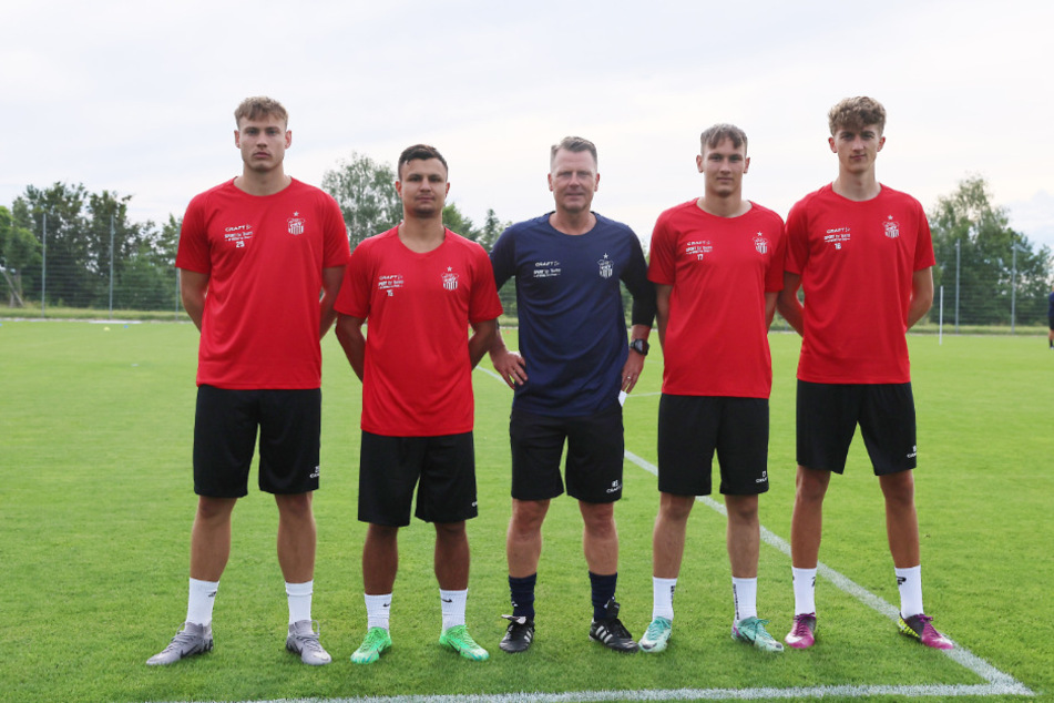 FSV-Coach Rico Schmitt (55) inmitten seiner Neuzugänge (v.l.) Felix Pilger (22), Andrej Startsev (30), Jonas Dittrich (20) und Lukas Eixler (20).