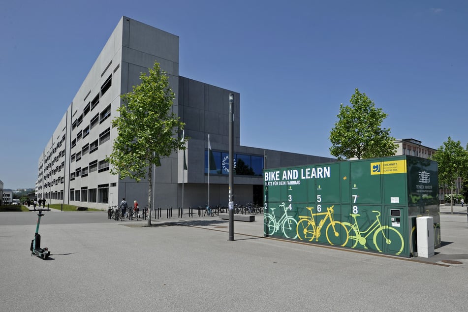 Noch steht die Fahrradbox in Bernsdorf an der TU vor dem neuen Hörsaalgebäude.