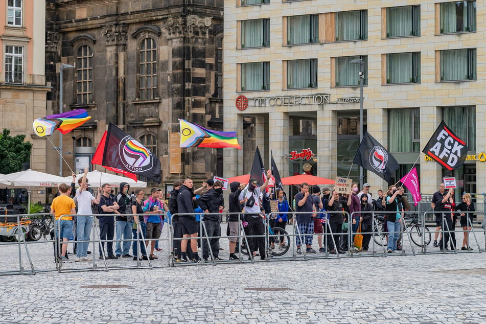 Auch Gegendemonstranten zeigten Flagge.