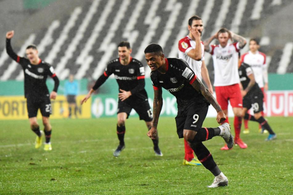 Die kurzzeitige Erlösung: Leon Bailey (vorne) brachte Bayer 04 Leverkusen in Führung.